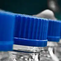 eine Nahaufnahme von Laborflaschen