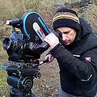 Ein Mann hinter einer Filmkamera